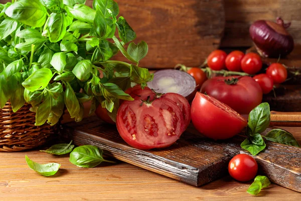 Tomaten Mit Basilikum Und Roter Zwiebel Auf Einem Alten Holztisch — Stockfoto