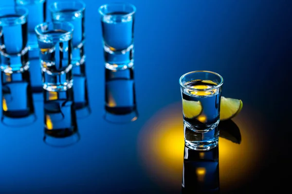 Wodka Mit Limettenscheibe Auf Schwarzem Reflektierendem Hintergrund Starkes Alkoholisches Getränk — Stockfoto