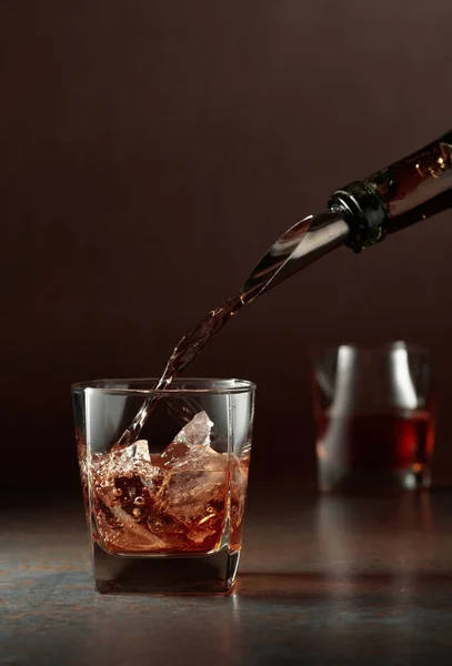 Whiskey Wordt Uit Een Fles Gegoten Een Bevroren Glas Met — Stockfoto