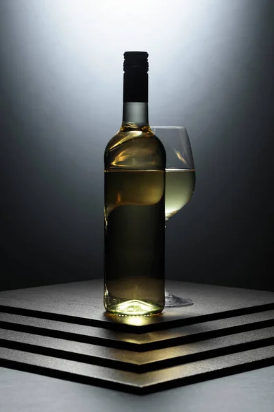 Бутылка Бокал Белого Вина Черном Столе — стоковое фото