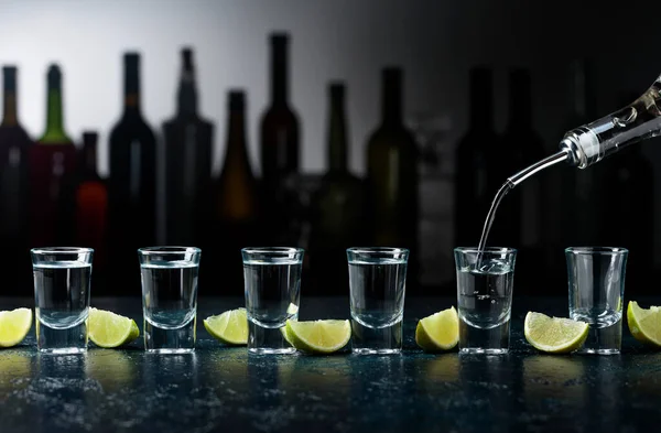 Shots Tequila Met Limoenschijfjes Een Tafel Bar — Stockfoto