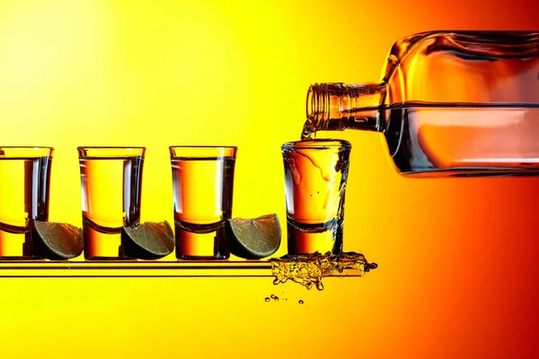Tequila Avec Tranches Lime Sur Fond Jaune Verser Une Boisson — Photo