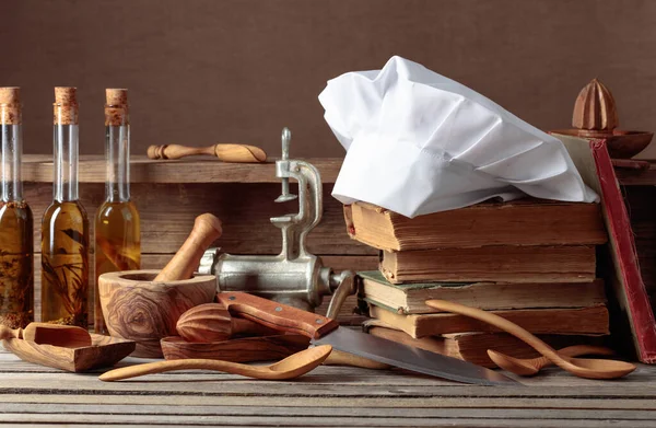 Aşçı Şapkası Eski Yemek Kitapları Ahşap Masada Eski Mutfak Aletleri — Stok fotoğraf