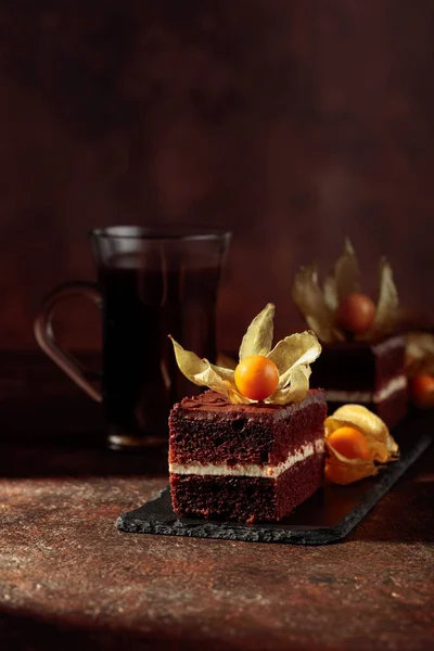 Pastel Chocolate Con Physalis Sobre Fondo Marrón Copiar Espacio —  Fotos de Stock