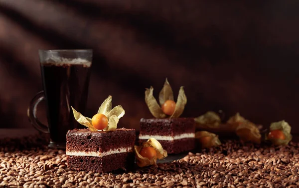 Schokoladenkuchen Garniert Mit Physalis Auf Einem Tisch Mit Kaffeebohnen — Stockfoto