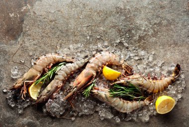 Limonlu, biberiyeli ve ezilmiş buzlu taze kaplan karidesleri..