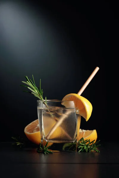 レモン ローズマリーと冷たいさわやかな飲み物 黒を基調としたカクテルジンとトニックのフローズングラス スペースのコピー — ストック写真