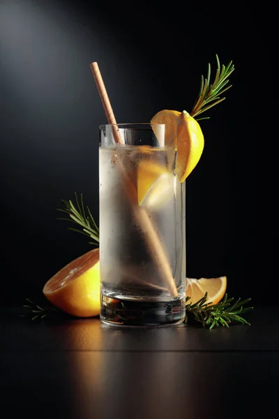 Bebida Refrescante Fría Con Hielo Limón Romero Vaso Congelado Con —  Fotos de Stock