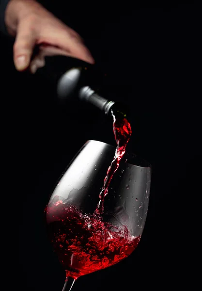 Rode Wijn Een Glazen Beker Gieten Zwarte Achtergrond Met Kopieerruimte — Stockfoto