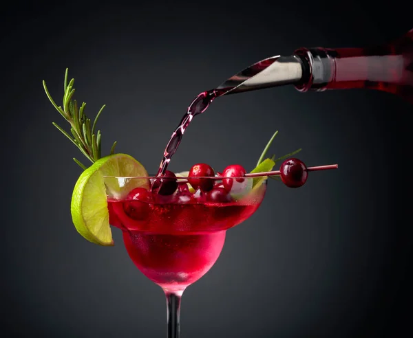 Cranberry Cocktail Garnerad Med Bär Lime Och Rosmarin Fryst Glas — Stockfoto