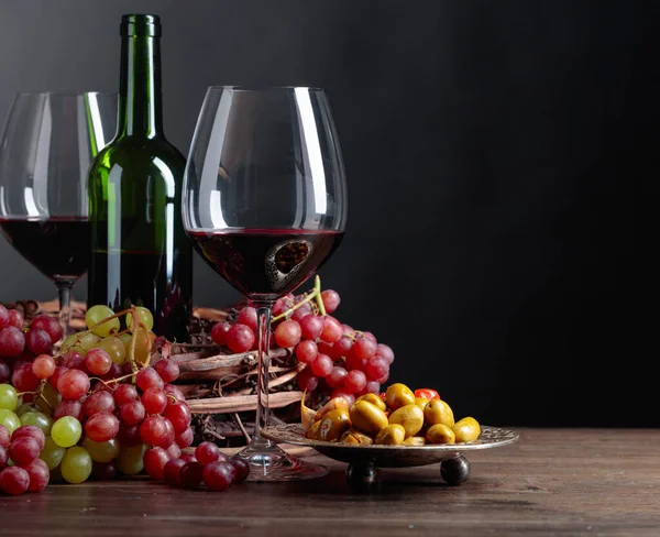 Red Wine Spicy Green Olives Grapes Copy Space Your Text — Stock Photo, Image