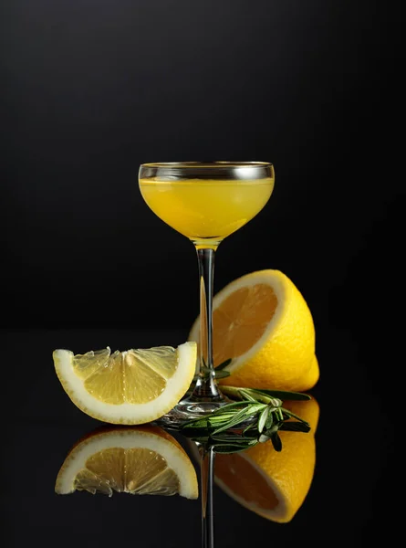 Traditionell Hemlagad Citronlikör Limoncello Och Färsk Citrus Svart Reflekterande Bakgrund — Stockfoto