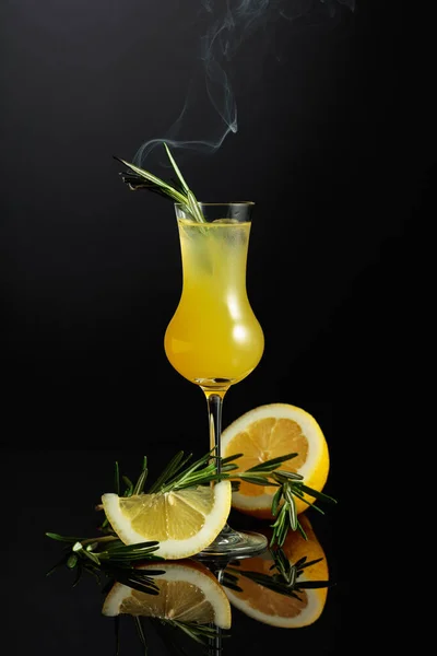 Традиционный Домашний Лимонный Ликер Свежие Цитрусовые Черном Отражающем Фоне Итальянская — стоковое фото