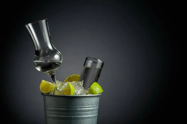 Tequila Klikami Limonkowymi Metalowym Wiadrze Lodem Przestrzeń Kopiowania — Zdjęcie stockowe