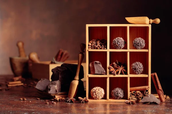 Σοκολάτα Τρούφες Σπασμένα Κομμάτια Σοκολάτας Και Μπαχαρικά Σοκολάτα Ξυλάκια Κανέλας — Φωτογραφία Αρχείου