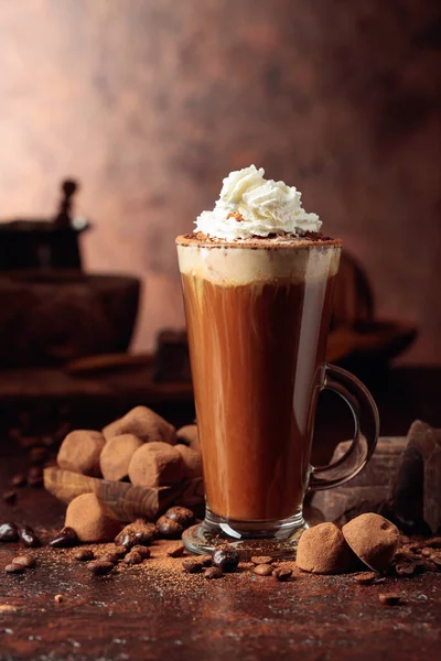 Truffels Glas Warme Chocolademelk Met Slagroom Snoep Drank Bestrooid Met — Stockfoto