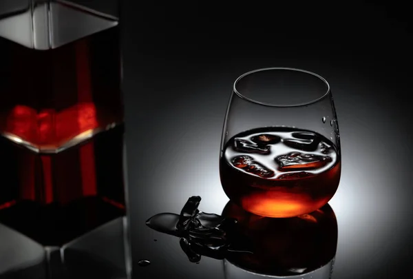 Whisky Las Rocas Una Bebida Alcohólica Fuerte Con Hielo Natural — Foto de Stock