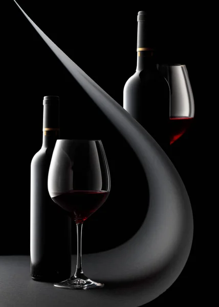 黒を基調とした赤ワインのボトルとグラス — ストック写真