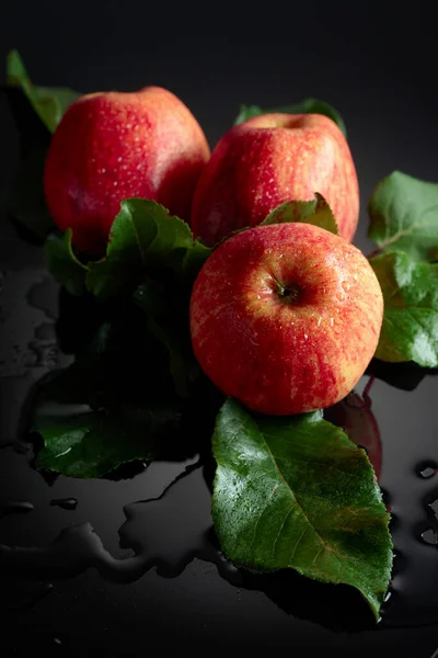 Three Juicy Apples Leaves Fresh Apples Drops Water Black Background — Stock Photo, Image