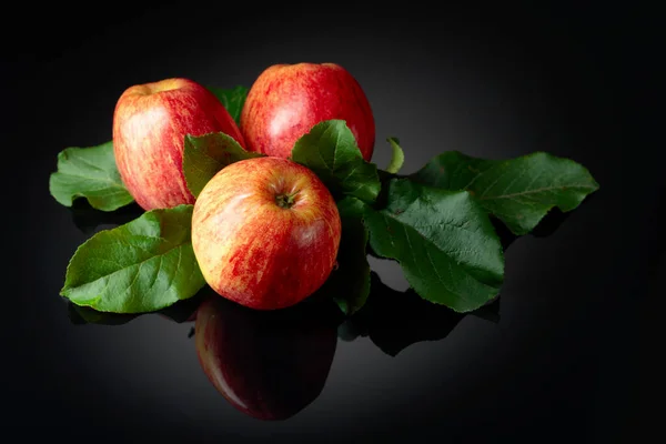 Juicy Apples Leaves Fresh Apples Black Reflective Background — Stock Photo, Image