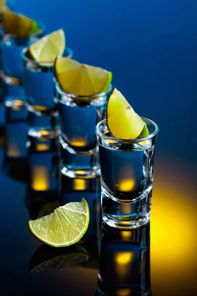 Tequila Con Rodajas Lima Sobre Fondo Negro Reflectante — Foto de Stock
