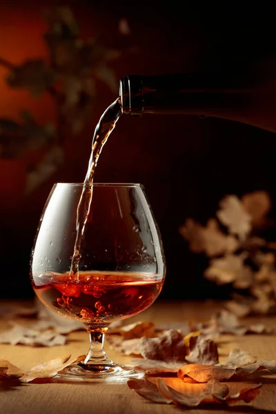 Brandy Χύνεται Ένα Ποτήρι Από Ένα Μπουκάλι Ένα Κονιάκ Ένα — Φωτογραφία Αρχείου