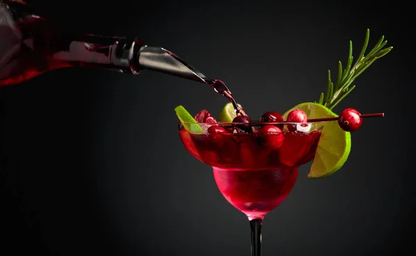 Fryst Glas Med Hälls Tranbärssprit Cranberry Cocktail Utsmyckad Med Bär — Stockfoto