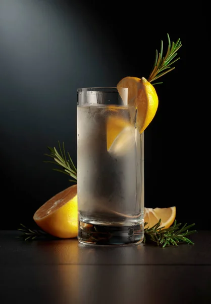 Fryst Glas Med Cocktail Gin Och Tonic Svart Bakgrund — Stockfoto
