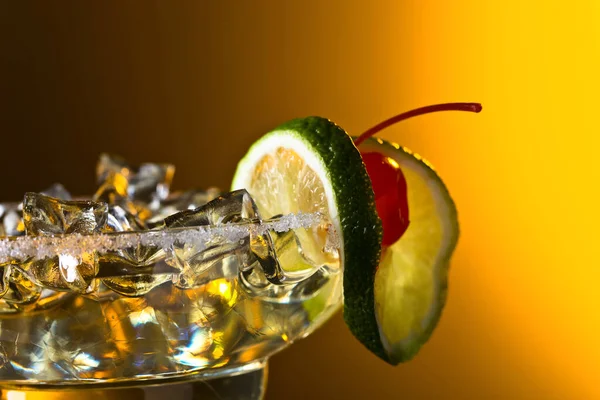 Koude Cocktail Met Ijs Cocktail Versierd Met Kers Limoen — Stockfoto