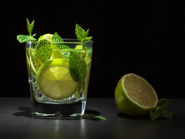 Cocktail Com Limão Gelo Folhas Hortelã — Fotografia de Stock