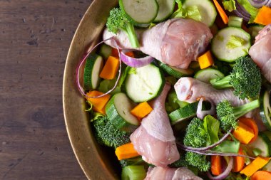 Tavuk sopaları, üstten görünüm, metniniz için boş alan ile çiğ sebze yakın çekim