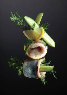 Limonlu, salatalıklı ve dereotlu ringa fileto..