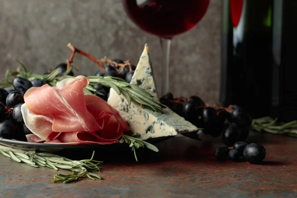 Üzümlü Kırmızı Şarap Biberiye Prosciutto Klasik Arka Planda Mavi Peynir — Stok fotoğraf