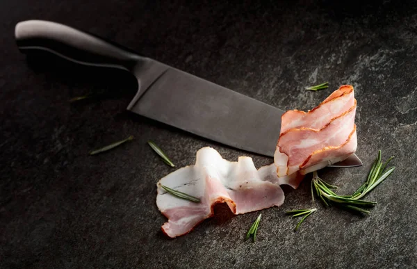 Mutfak bıçağında biberiyeli pastırma. Greystone arkaplanı.