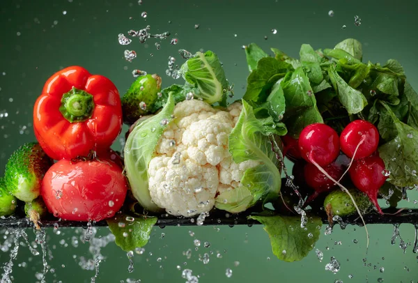Rohes Gemüse Mit Wasser Spritzen Blumenkohl Tomaten Gurken Rettich Und — Stockfoto
