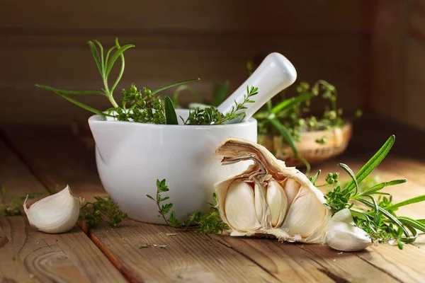 Vitlök Och Keramisk Murbruk Med Kryddor Och Örter Ett Träbord — Stockfoto