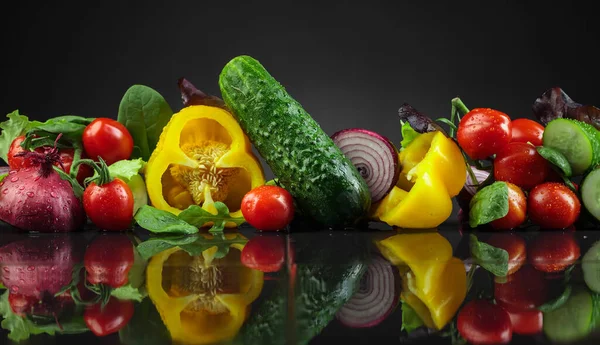 Nasses Bio Gemüse Mit Rucola Spinat Und Salat — Stockfoto