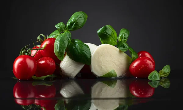 Mozzarella Zieloną Bazylią Pomidorami Czarnym Stole — Zdjęcie stockowe