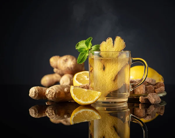 Ingwertee Mit Zutaten Ingwer Zitrone Minze Und Brauner Zucker Auf — Stockfoto