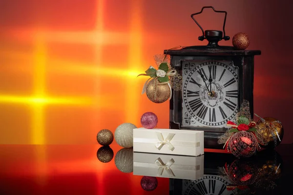 Vintage Uhr Mit Weihnachtsdekoration Und Geschenk Kopierraum — Stockfoto