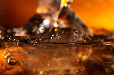 Buzlu viski. Alkollü içeceğe yakın çekim.