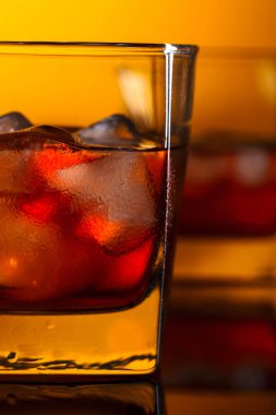 Doğal buzlu bir bardak viski, seçici bir odak..