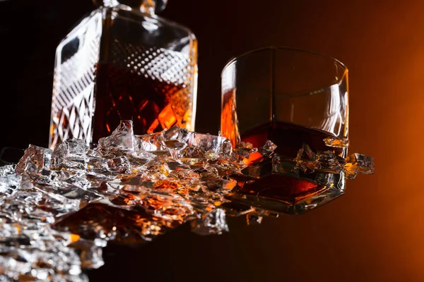 威士忌加冰块在玻璃桌上 从底部看 — 图库照片