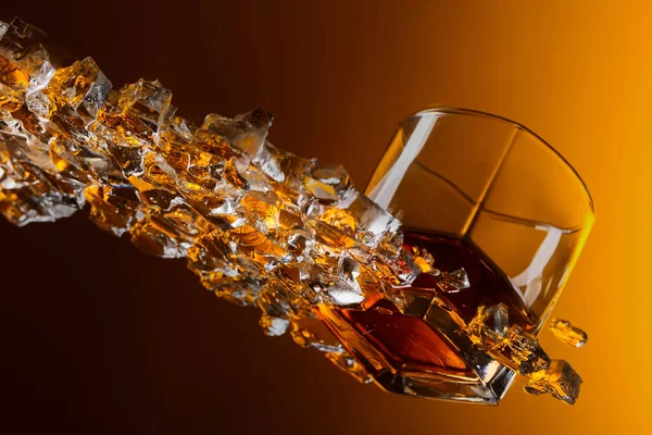 Whisky Con Hielo Una Mesa Cristal Vista Desde Parte Inferior — Foto de Stock