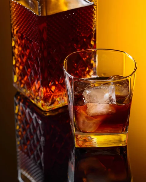 Dekanter Pohár Whisky Jéggel Fényvisszaverő Alapon — Stock Fotó