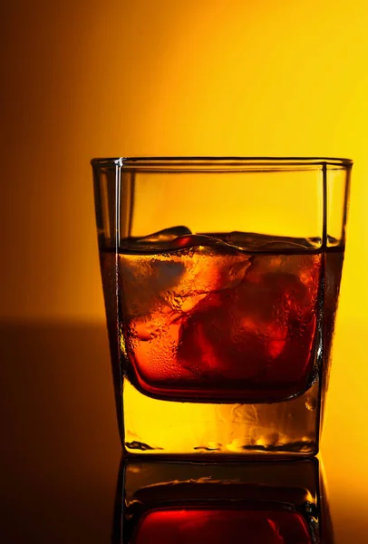 Bicchiere Whisky Con Ghiaccio Sfondo Riflettente — Foto Stock