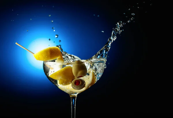 Martini Clássico Com Azeitonas Verdes Limão Salpicos Fundo Escuro Com — Fotografia de Stock