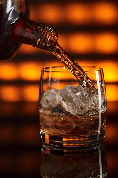 Nalévání Alkoholického Nápoje Páře Ledem — Stock fotografie