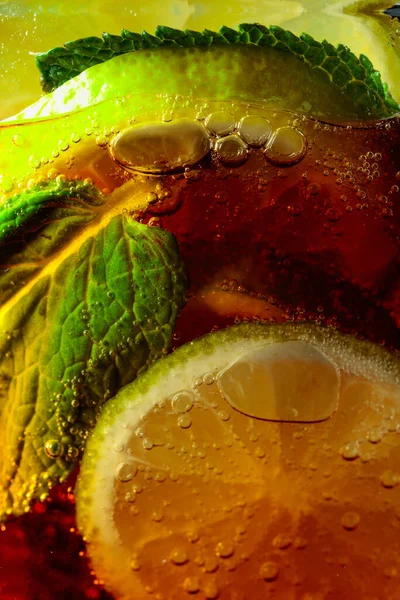 Minuman Berkarbon Dengan Irisan Mint Dan Kapur Tembakkan Makro — Stok Foto