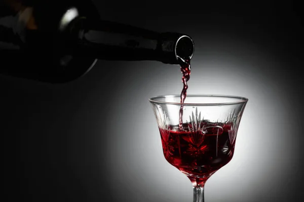 Vinho Sobremesa Licor Derramado Copo Uma Garrafa Antiga Espaço Cópia — Fotografia de Stock